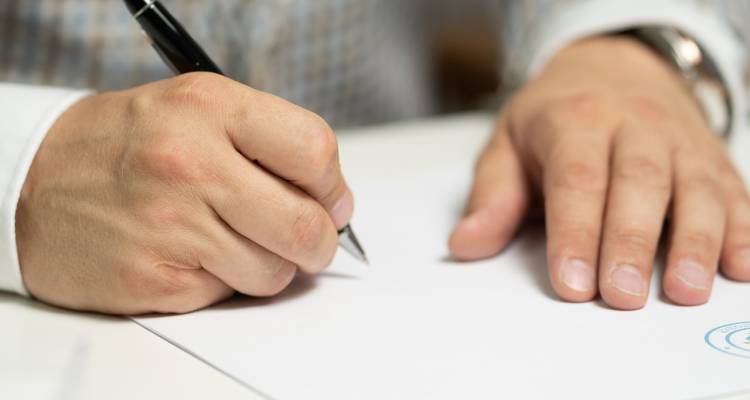 What does a Turkish notary do and who hires him?